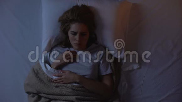 晚上躺在床上头疼的女人生活在大城市视频的预览图