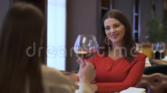 女士在餐馆里碰杯红酒美丽的长发女孩在餐厅休息视频的预览图