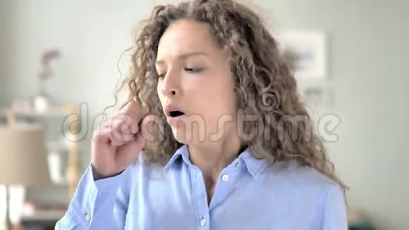 咳嗽生病的卷发女人在工作中咳嗽视频的预览图