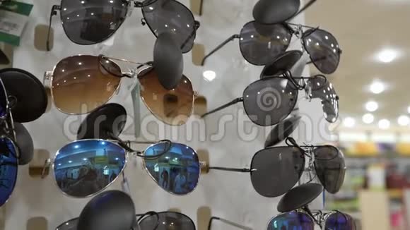 廉价的太阳镜低质量的展示在商店是用来保护眼睛免受阳光视频的预览图