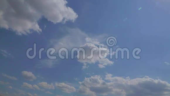 云和太阳的天空景观视频的预览图