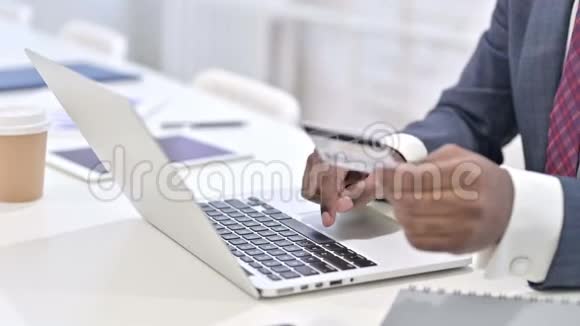 关闭非洲男子对笔记本电脑在线支付失败的反应视频的预览图