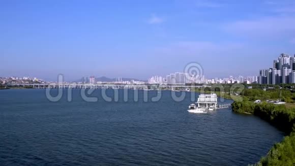 首尔汉江景色有游艇和码头视频的预览图