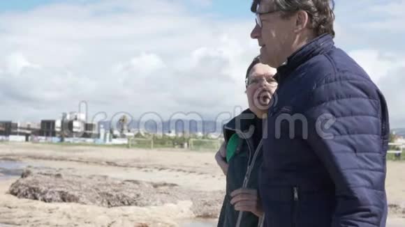 可爱的退休老人在海边散步视频的预览图
