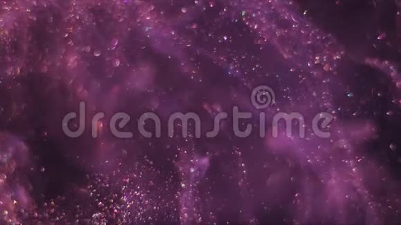 充满微小波克粉红色闪闪发光的气泡的溪流在黑暗的空间背景上随机而混乱地移动视频的预览图