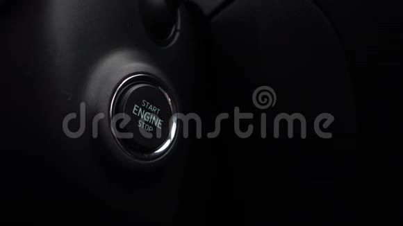 按下按钮启动汽车发动机视频的预览图