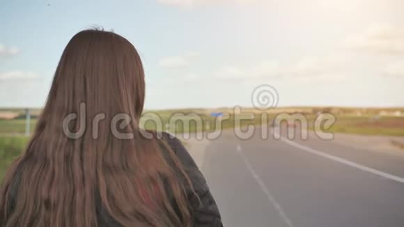 一个17岁的年轻女孩站在路上试图阻止任何汽车视频的预览图