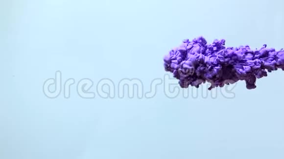 白色背景上惊人的慢动作浅紫色水彩墨水视频的预览图