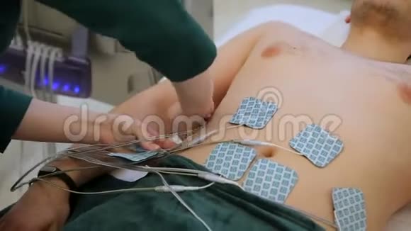 静电按摩程序女医生将电极贴在病人腹部视频的预览图