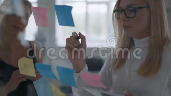 两个严肃的商业设计师女孩在办公室里做一个项目现代办公成功理念4K视频的预览图