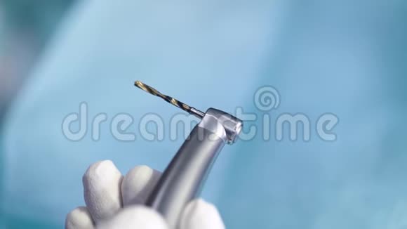 牙科办公室牙科医生手中小硼砂机的特写镜头准备治疗视频的预览图