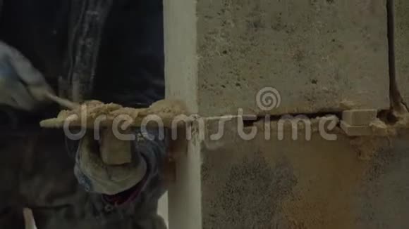 建筑工人在半建墙上加一层灰浆视频的预览图