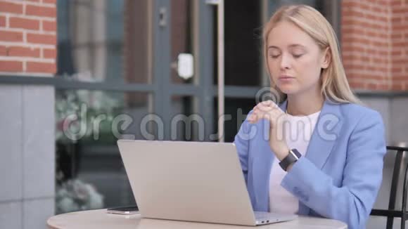 女商人思考和工作笔记本电脑坐在户外视频的预览图