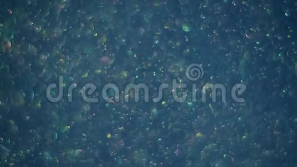 透明肥皂泡混沌运动的抽象蓝色背景球旋转抽象分子棕色视频的预览图
