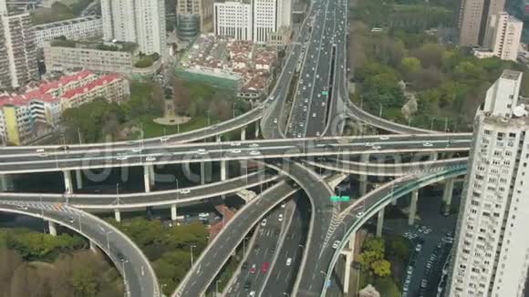 严阳光明媚的一天一条高架路中国上海鸟瞰图视频的预览图