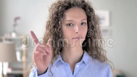 不卷发女人用手指挥舞拒绝求婚视频的预览图