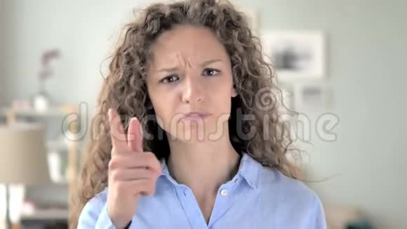 愤怒的卷发女人对工作中的问题做出反应视频的预览图