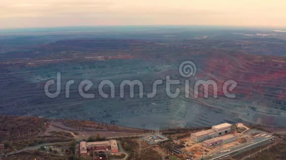 露天矿采石场的空中景观工作中有许多机械视频的预览图