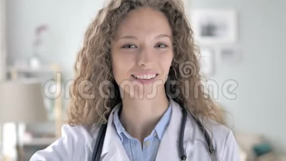 一位年轻的医生在诊所里竖起大拇指视频的预览图