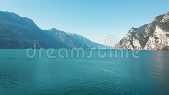 夏日阳光明媚碧蓝的湖光山色从鸟瞰水面荡漾视频的预览图