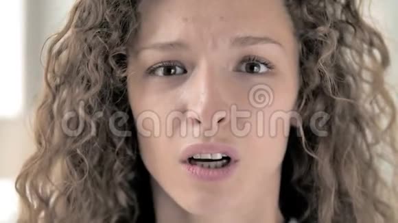 牙痛有牙痛的卷发女人的脸视频的预览图