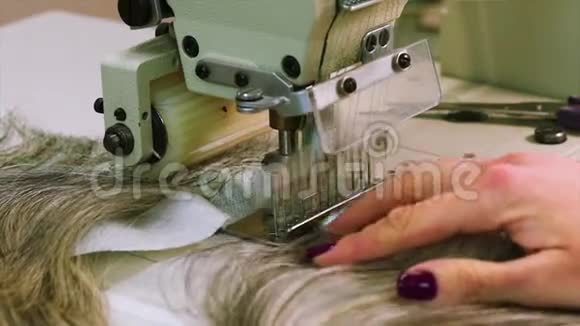 假发制造过程中女人收集假发假发装配特写视频的预览图