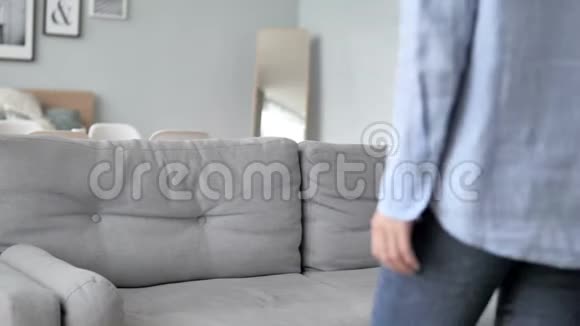 卷发女人过来坐在沙发上视频的预览图