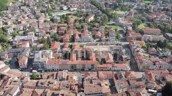该省舒适的意大利小城市的空中观景台摄像机正飞过老建筑的屋顶视频的预览图