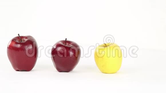 多样性的概念女人手就要抓住红苹果中唯一的绿苹果或黄苹果视频的预览图