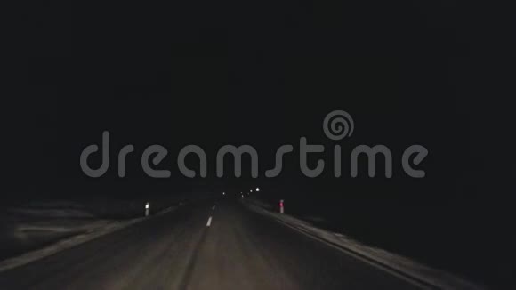 晚上在桥上的冬季公路上开车视频的预览图