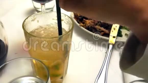 巴西餐厅的莫吉托鸡尾酒视频的预览图