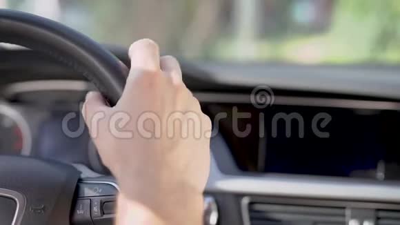 白天人们把手放在汽车方向盘上坐在车内近距离观看视频的预览图