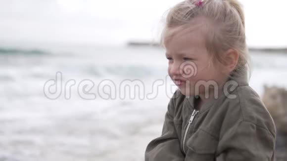 坐在海边看海景的小女孩视频的预览图
