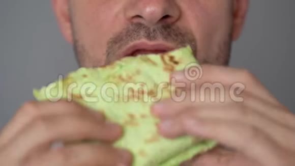 男人用鸡肉和蔬菜吃菠菜围巾视频的预览图