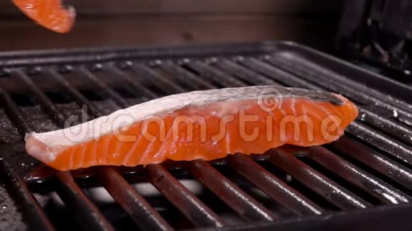 厨师把第二块鲑鱼放在烤架上视频的预览图