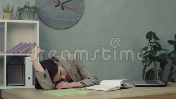 忙碌疲惫的行政人员被办公室里的员工唤醒视频的预览图
