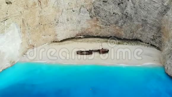 阳光明媚的日子里一架无人驾驶飞机在扎金托斯岛的海难海滩上空飞过视频的预览图