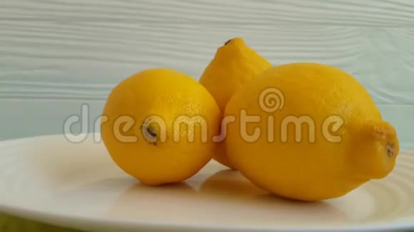 柠檬在盘子上旋转视频的预览图