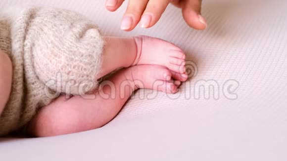 手触摸小刚出生的小脚丫视频的预览图