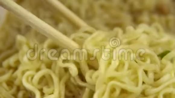 方便面是用中国筷子做的酿黄拉面特写视频的预览图