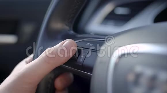 人通过现代汽车方向盘上的按钮旋转开关和按下模式来调节收音机视频的预览图