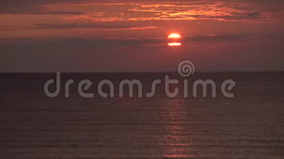 日落入海的时间推移戏剧性的日落天空全景与燃烧的彩色云背景即席海景视频的预览图