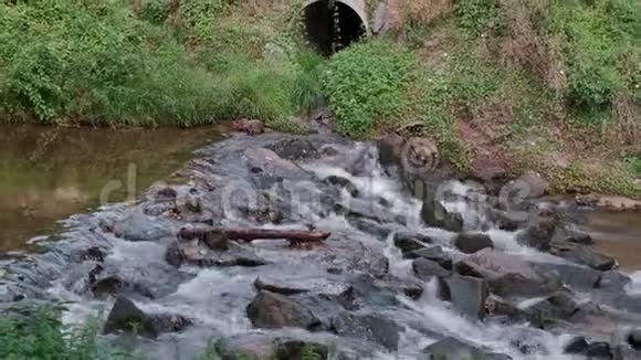污水流入河流水污染及生态概念视频的预览图