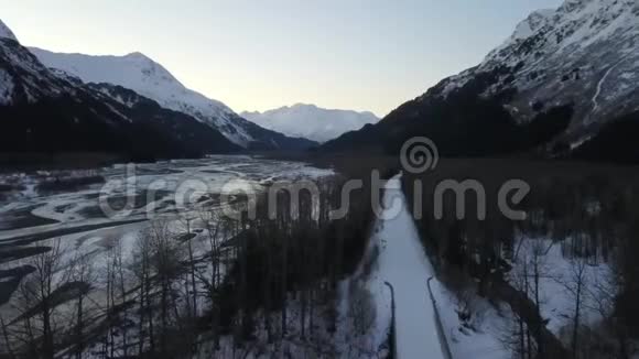 阿拉斯加的冰冻后路视频的预览图
