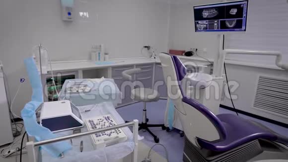 牙科诊所内部移动镜头配有新的现代化设备无需人员视频的预览图