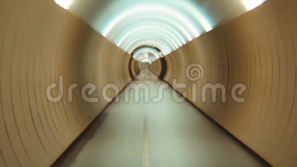 空的黄色隧道很棒的欧洲建筑很远视频的预览图
