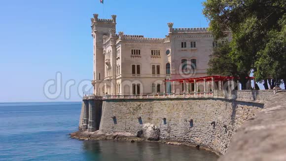 在亚得里亚海上空建造米拉马尔城堡美丽的米拉马尔城堡坐落在靠近大海的地方三视频的预览图