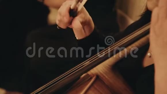 管弦乐队中的大提琴快关门女人玩大提琴视频的预览图