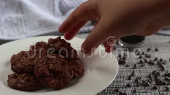 吃一块巧克力和咖啡饼干视频的预览图