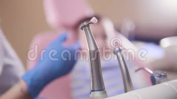 牙医医学牙医从看台上取下抛光仪视频的预览图